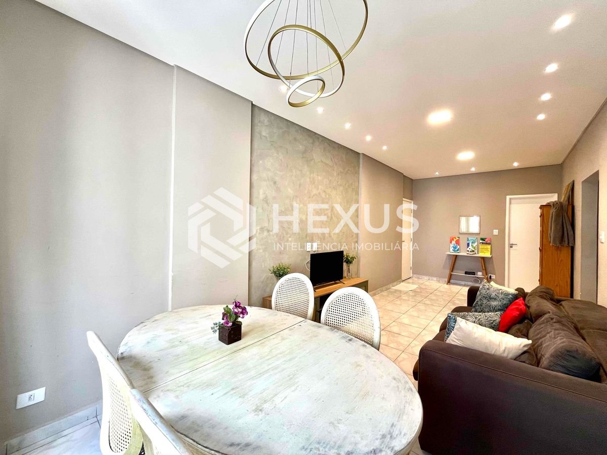 Foto 5 de Apartamento reformado com varanda na quadra mar da Praia das Pitangueiras, Guaruja