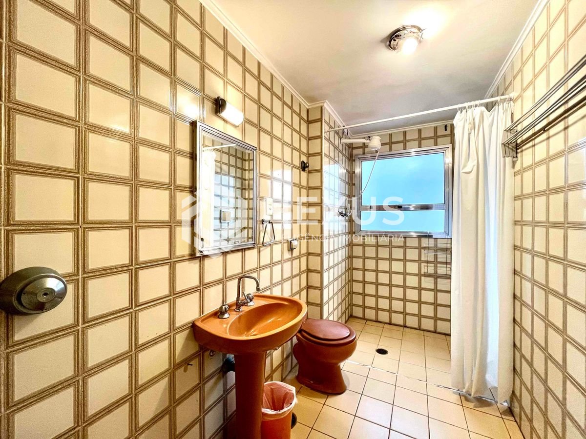 Foto 4 de Apartamento com varanda e vista livre a uma quadra da Praia das Pitangueiras, Guaruja