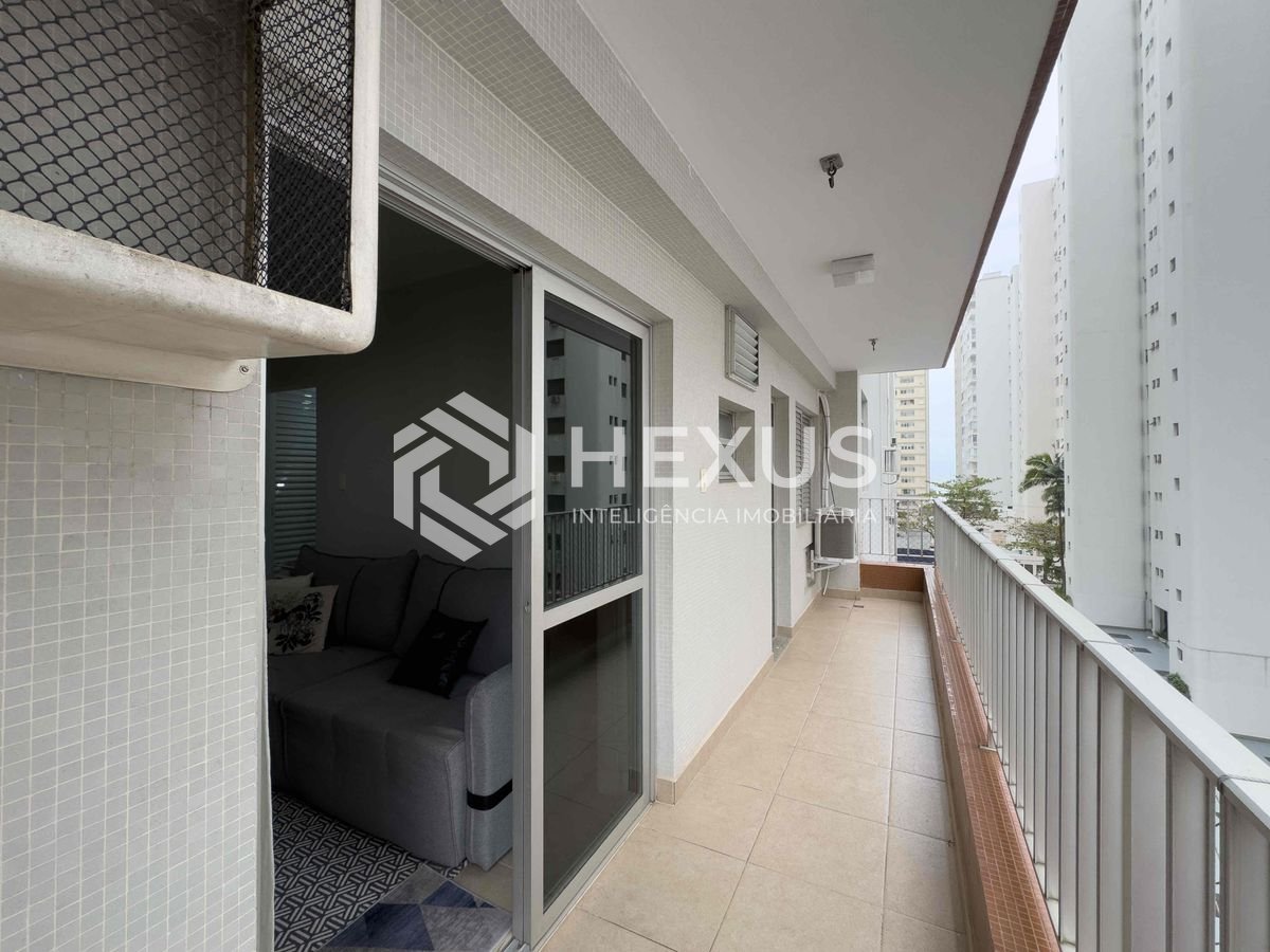 Foto 5 de Apartamento com varanda e vista mar a duas quadras da Praia das Pitangueiras, Guaruja