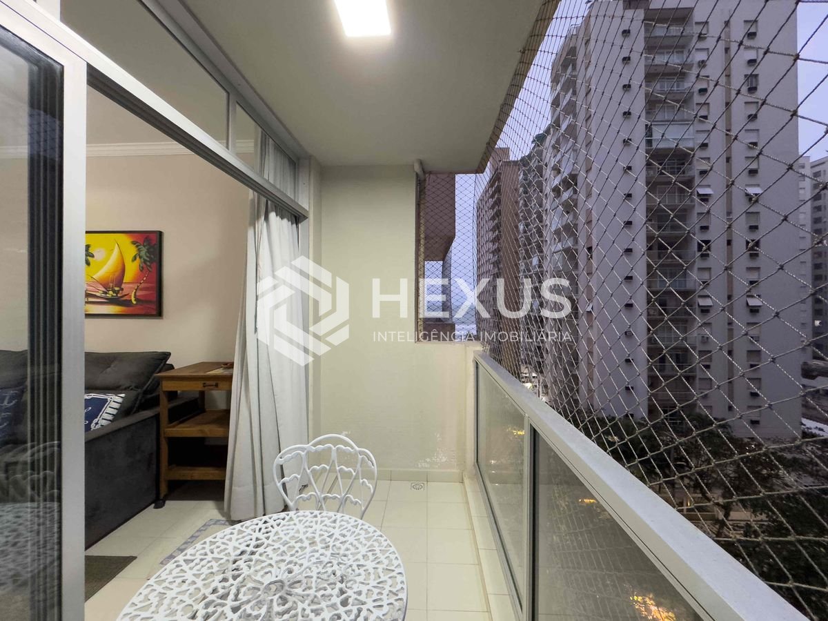 Foto 2 de Apartamento com varanda, reformado, vista mar a uma quadra da Praia das Pitangueiras, Guarujá-SP - 2 Quartos (1 Suíte), 1 Vaga | Hexus Inteligência Imobiliária