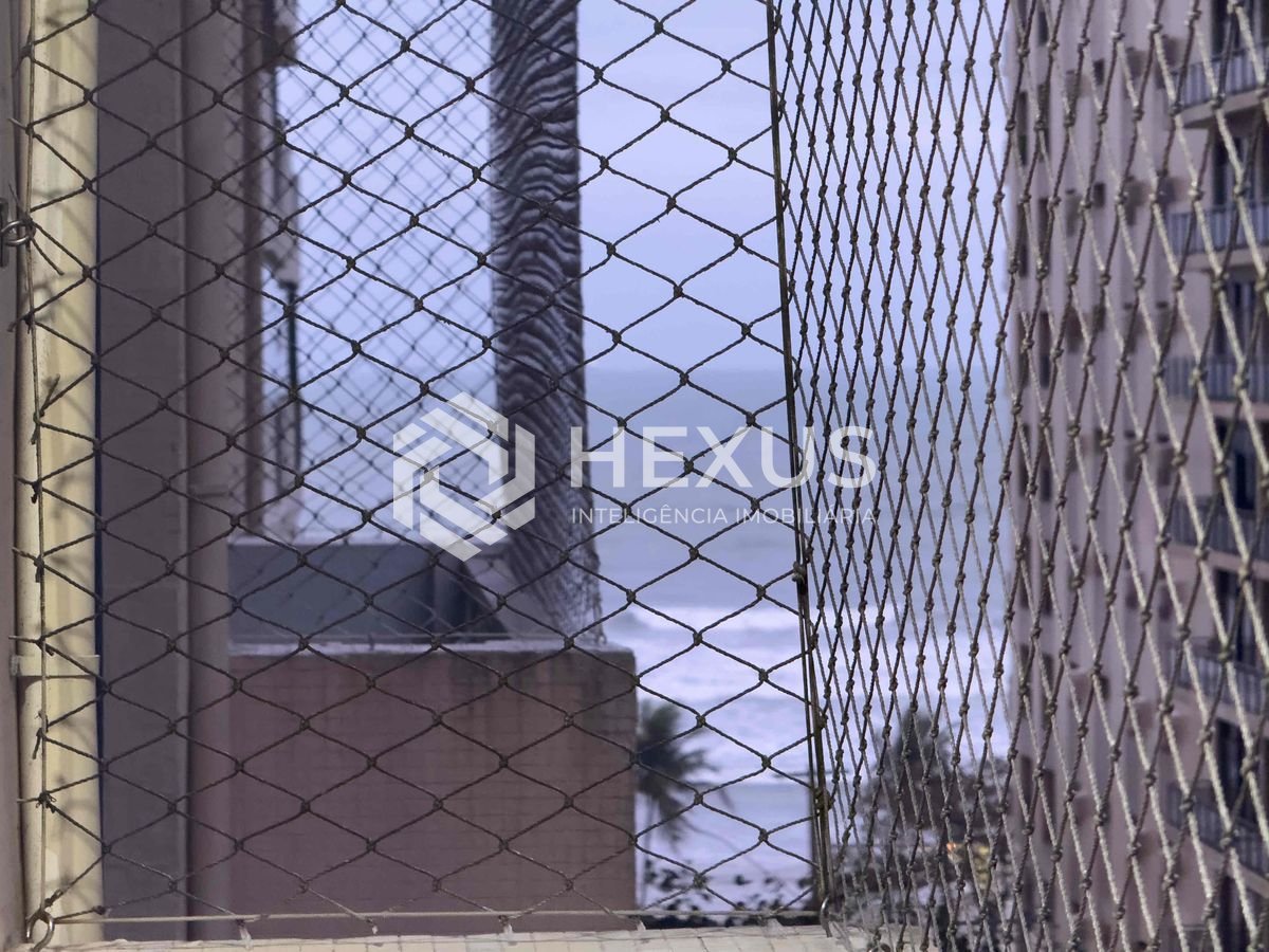 Foto 3 de Apartamento com varanda, reformado, vista mar a uma quadra da Praia das Pitangueiras, Guarujá-SP - 2 Quartos (1 Suíte), 1 Vaga | Hexus Inteligência Imobiliária