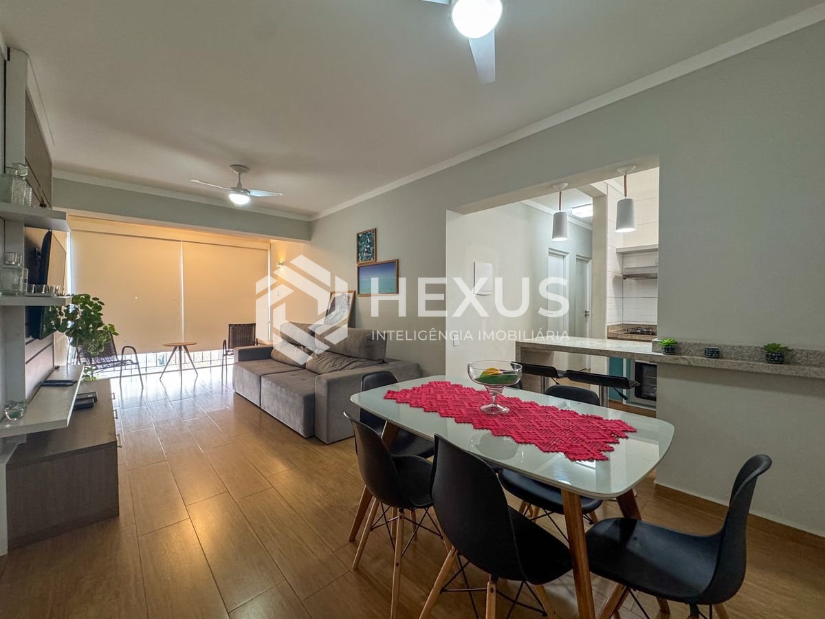 Foto 2 de Apartamento reformado com varanda a uma quadra da Praia das Pitangueiras, Guaruja
