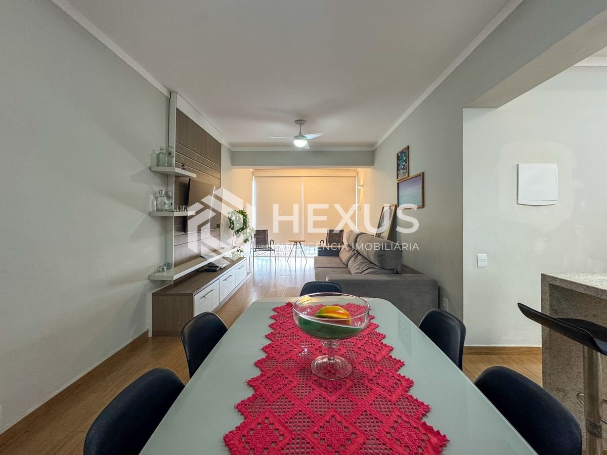 Foto 3 de Apartamento reformado com varanda a uma quadra da Praia das Pitangueiras, Guaruja