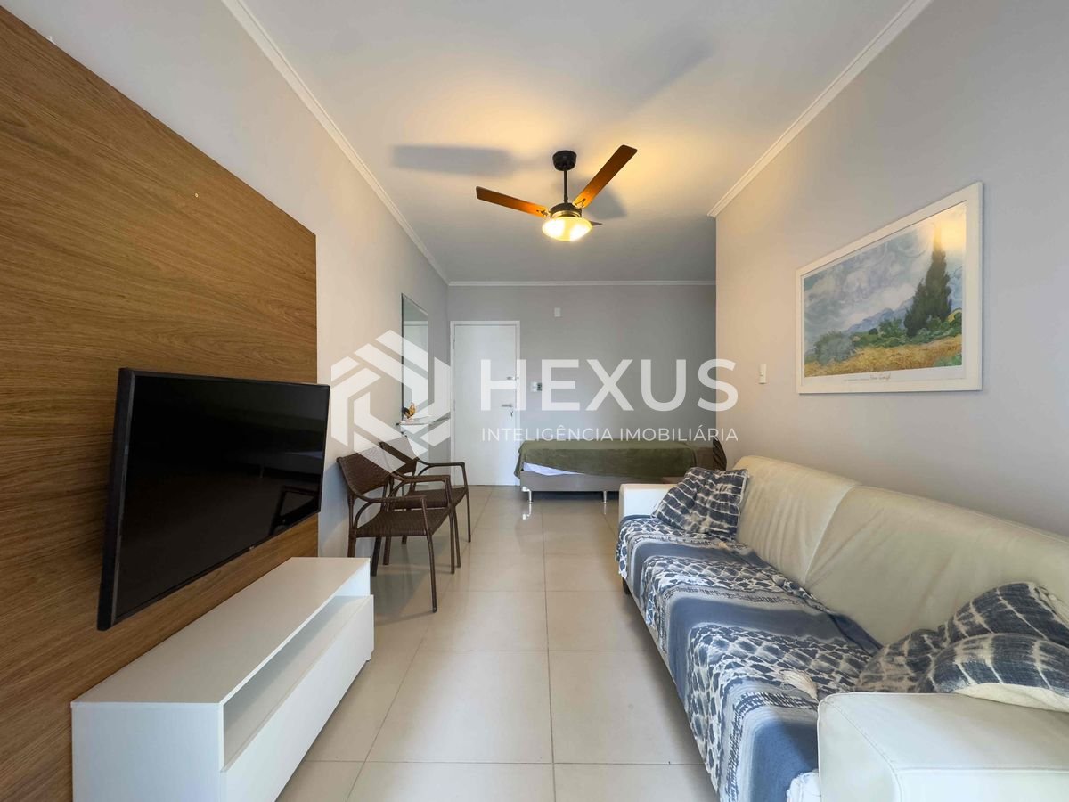 Foto 3 de Apartamento reformado com varanda vista mar a duas quadras da Praia das Pitangueiras, Guaruja