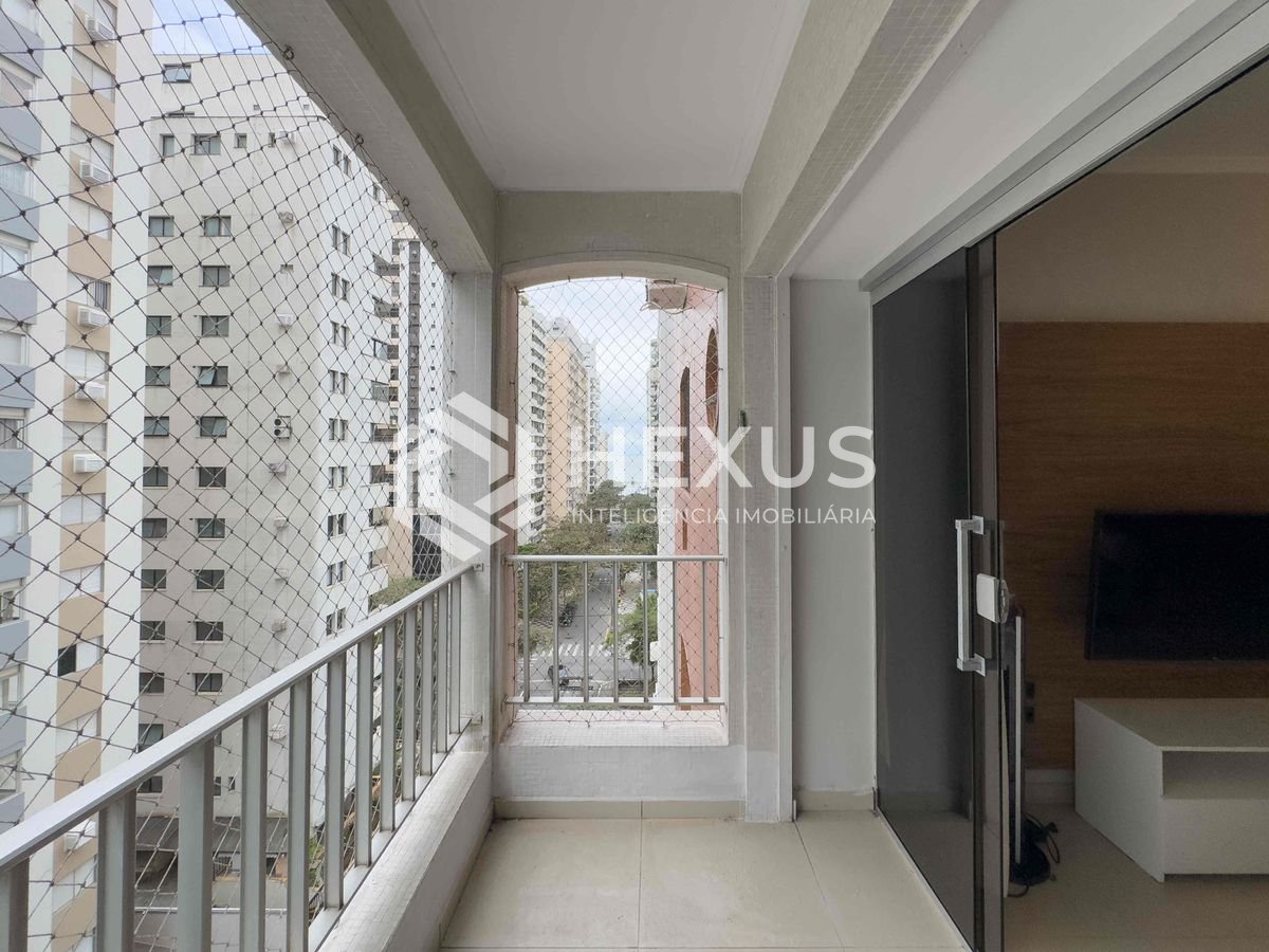 Foto 4 de Apartamento reformado com varanda vista mar a duas quadras da Praia das Pitangueiras, Guaruja