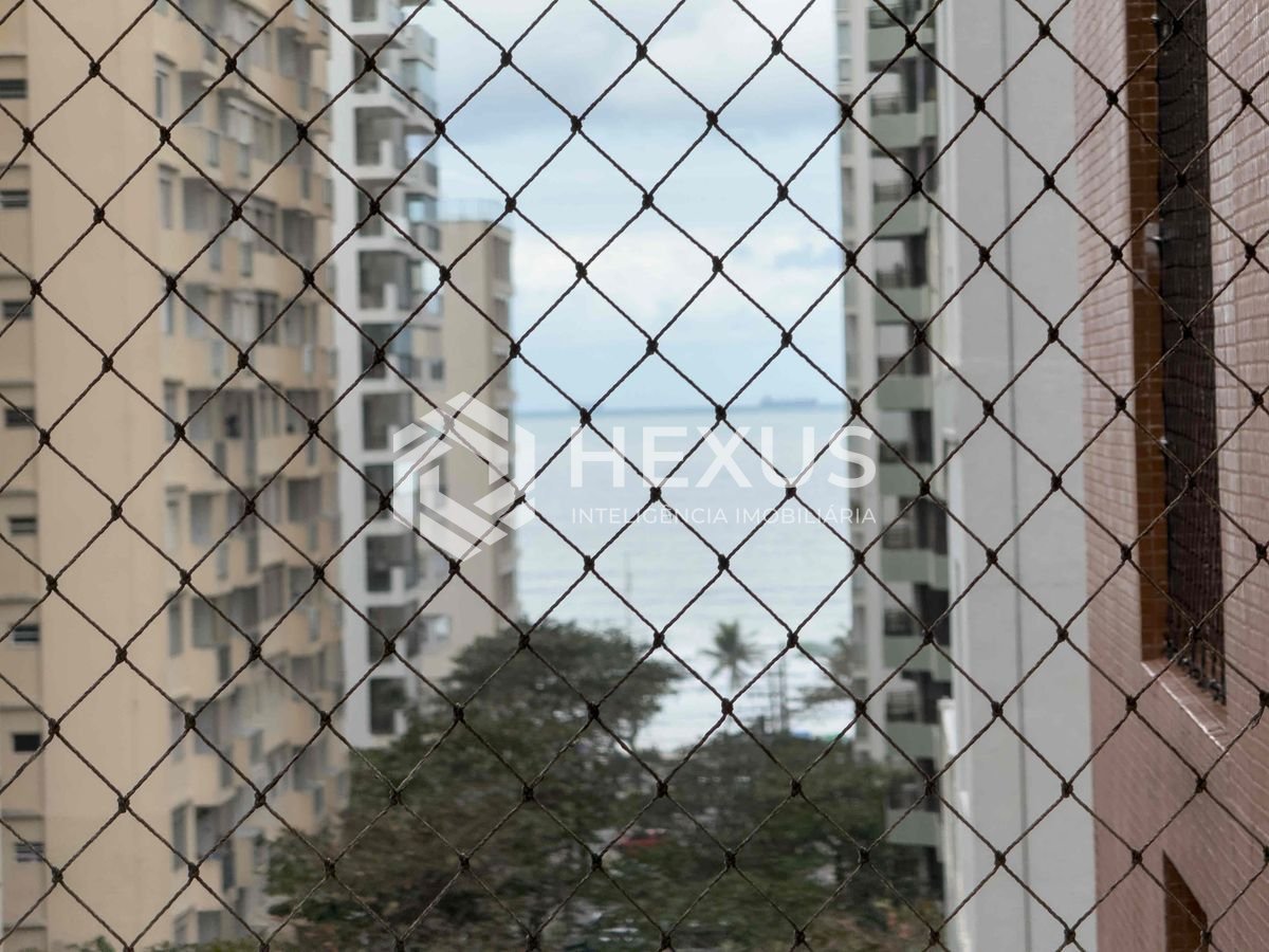 Foto 5 de Apartamento reformado com varanda vista mar a duas quadras da Praia das Pitangueiras, Guaruja