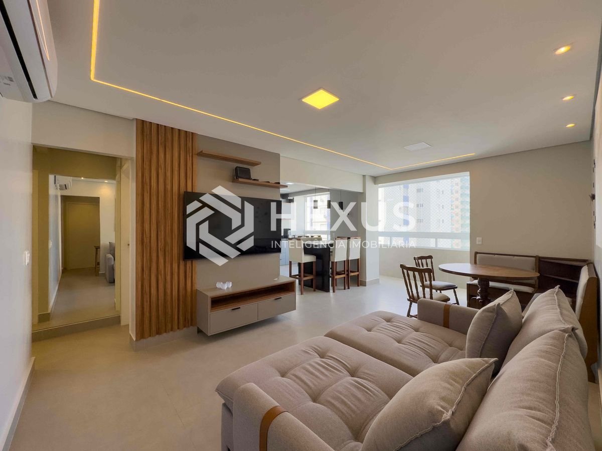 Foto 2 de Apartamento reformado com varanda e vista mar a uma quadra da Praia das Pitangueiras, Guaruja