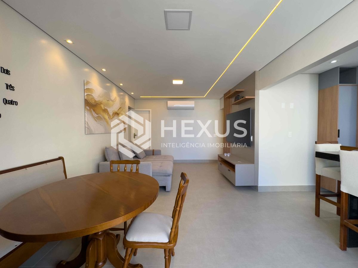 Foto 4 de Apartamento reformado com varanda e vista mar a uma quadra da Praia das Pitangueiras, Guaruja
