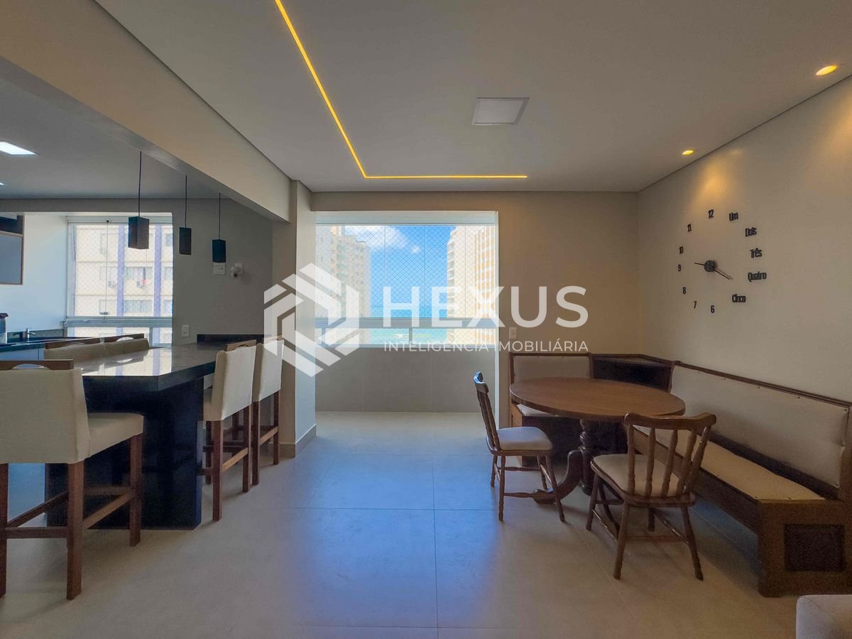Foto 5 de Apartamento reformado com varanda e vista mar a uma quadra da Praia das Pitangueiras, Guaruja