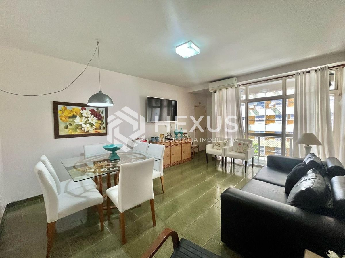 Foto 2 de Apartamento com varanda e vista livre a uma quadra da Praia das Pitangueiras, Guaruja