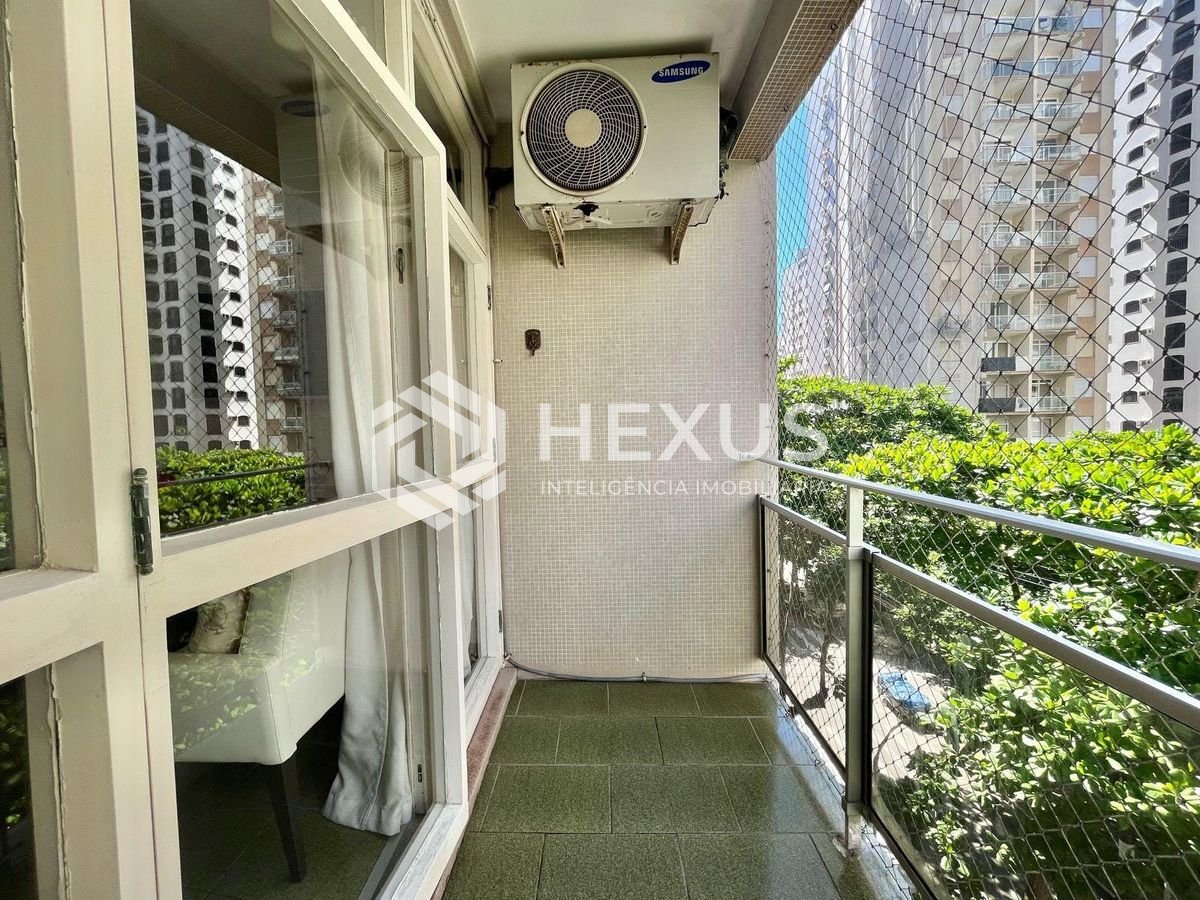 Foto 3 de Apartamento com varanda e vista livre a uma quadra da Praia das Pitangueiras, Guaruja