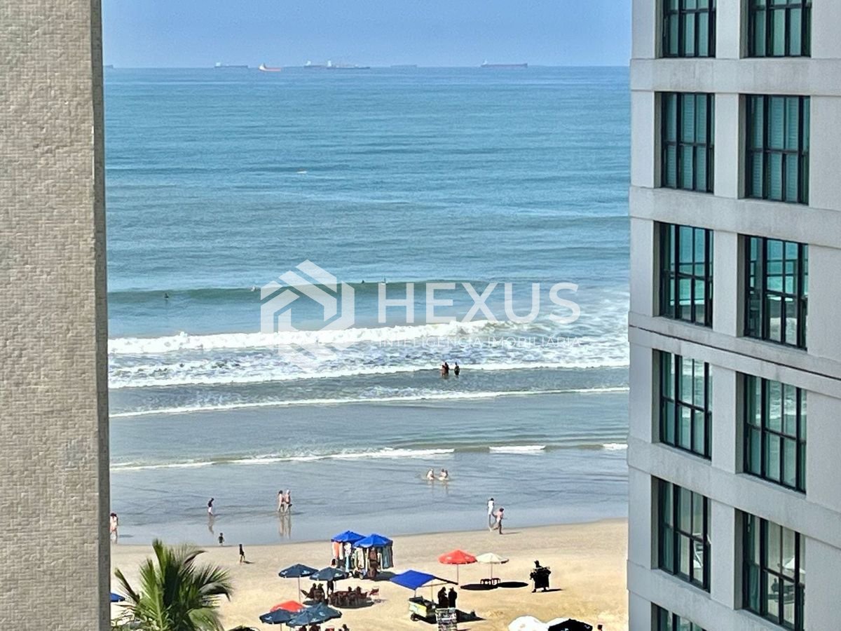 Foto 2 de Apartamento com varanda e vista mar na beira mar da Praia das Pitangueiras, Guaruja