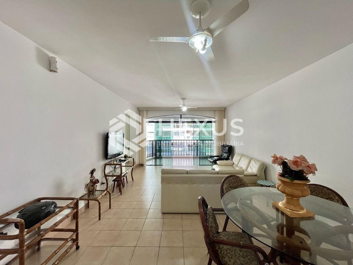Foto 3 de Apartamento com varanda e vista mar na beira mar da Praia das Pitangueiras, Guaruja