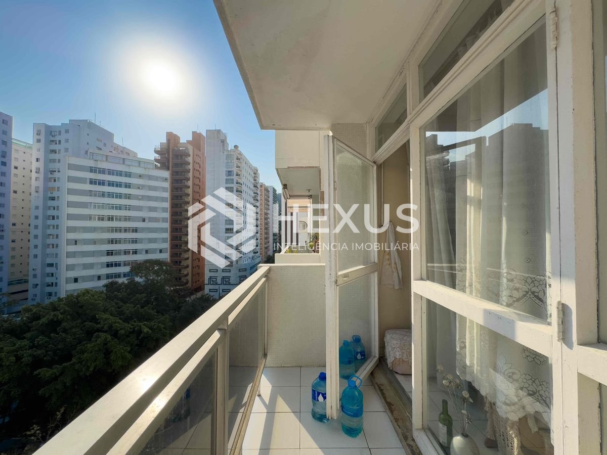 Foto 3 de Apartamento com varanda e vista mar na beira mar da Praia das Pitangueiras, Guaruja