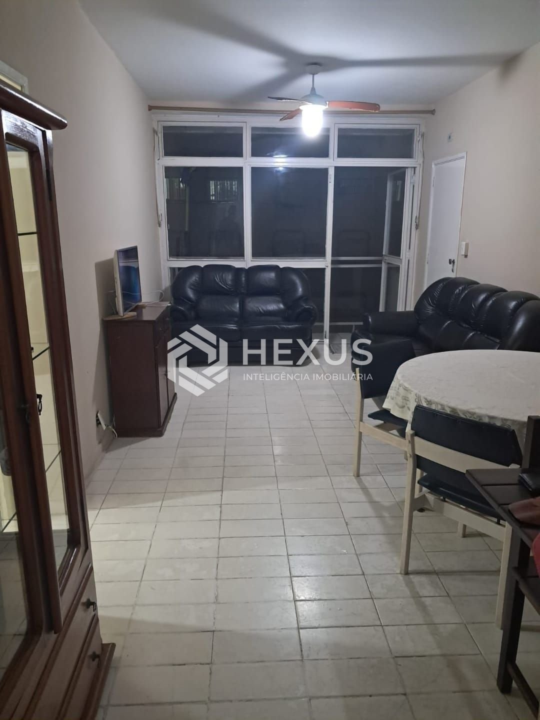 Foto 4 de Apartamento com varanda e vista mar na beira mar da Praia das Pitangueiras, Guaruja