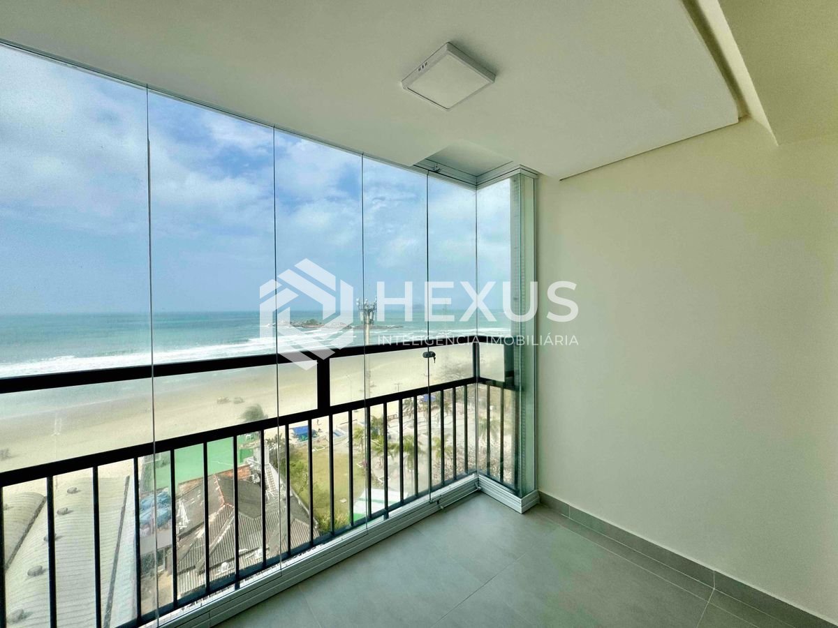 Foto 3 de Apartamento frente mar reformado com varanda e lazer na Praia das Pitangueiras, Guaruja