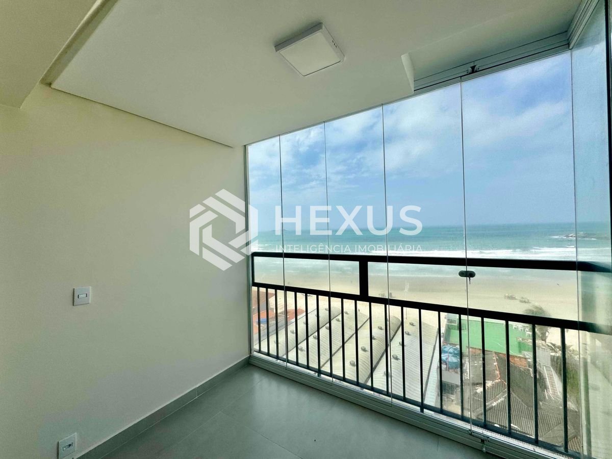 Foto 5 de Apartamento frente mar reformado com varanda e lazer na Praia das Pitangueiras, Guaruja