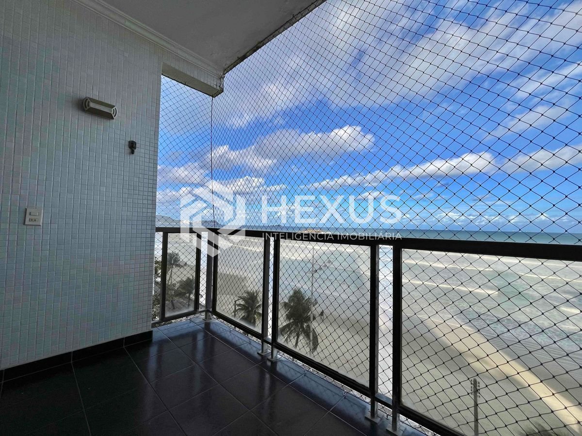 Foto 4 de Apartamento frente mar reformado com varanda vista mar e lazer na Praia das Pitangueiras, Guaruja