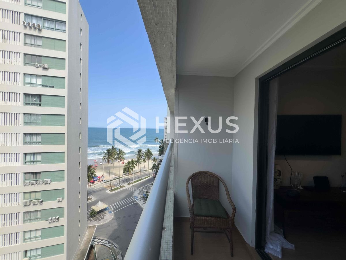 Foto 3 de Apartamento reformado com varanda e vista mar na quadra mar da Praia das Pitangueiras, Guaruja