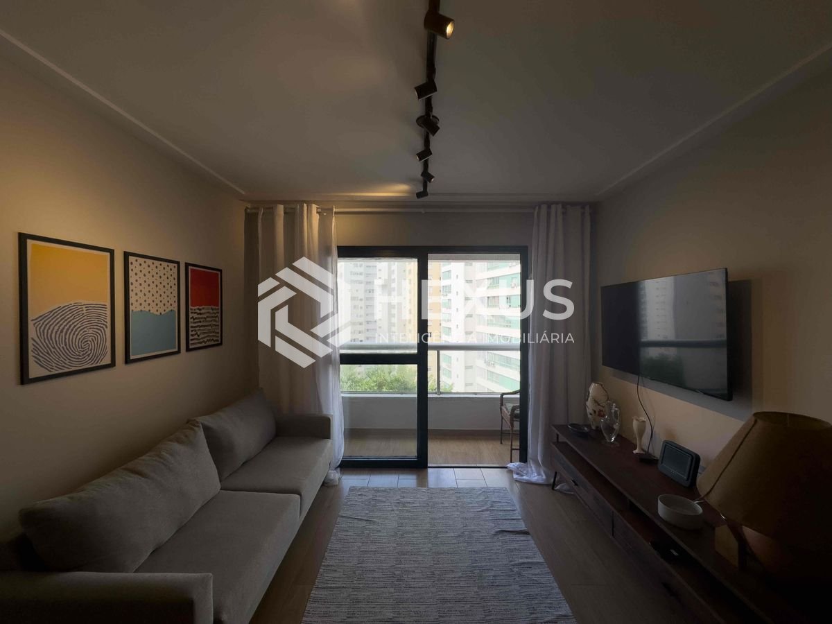 Foto 4 de Apartamento reformado com varanda e vista mar na quadra mar da Praia das Pitangueiras, Guaruja
