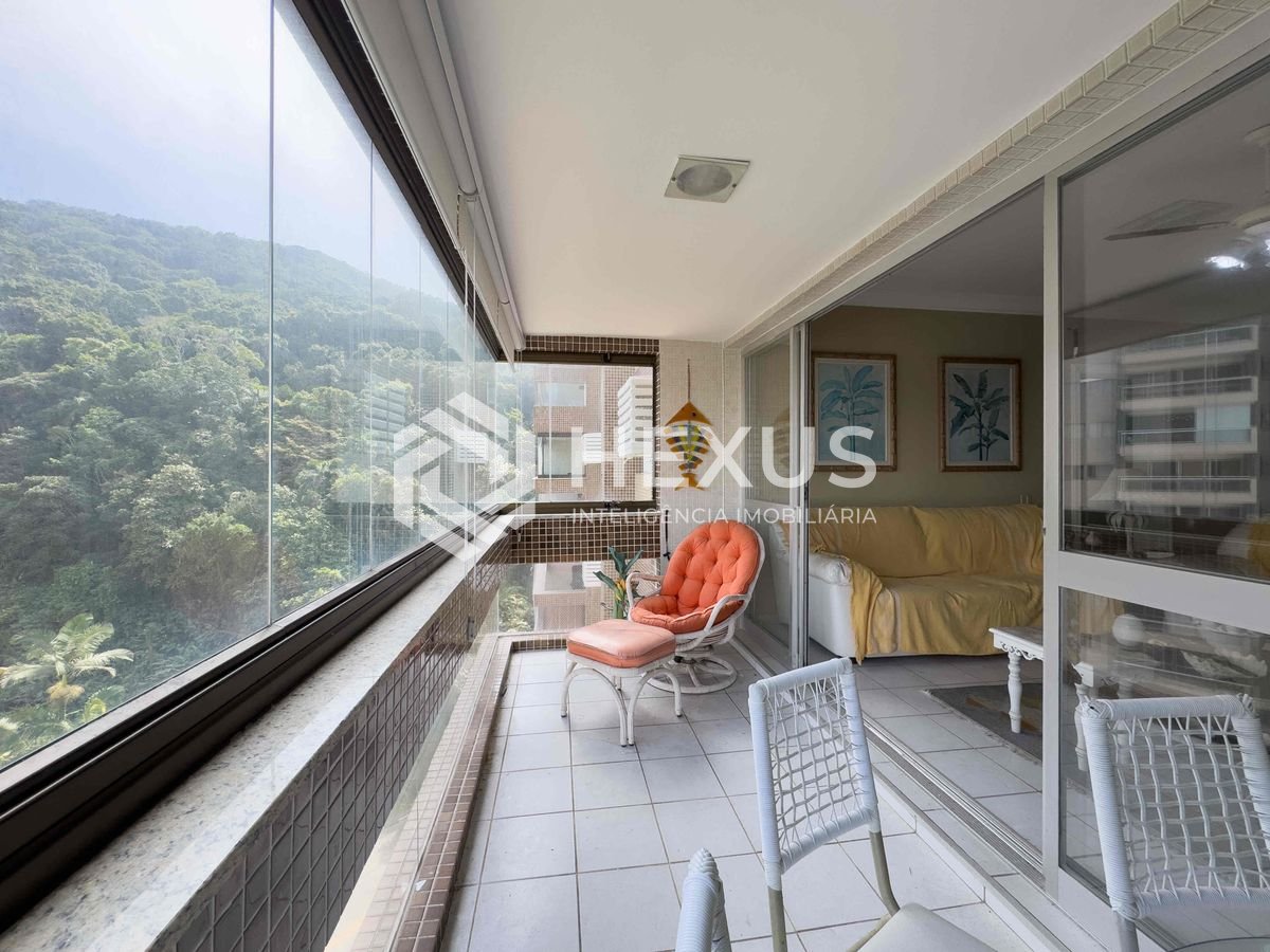 Foto 3 de Apartamento com varanda vista mar e lazer na beira mar da Praia das Pitangueiras, Guaruja