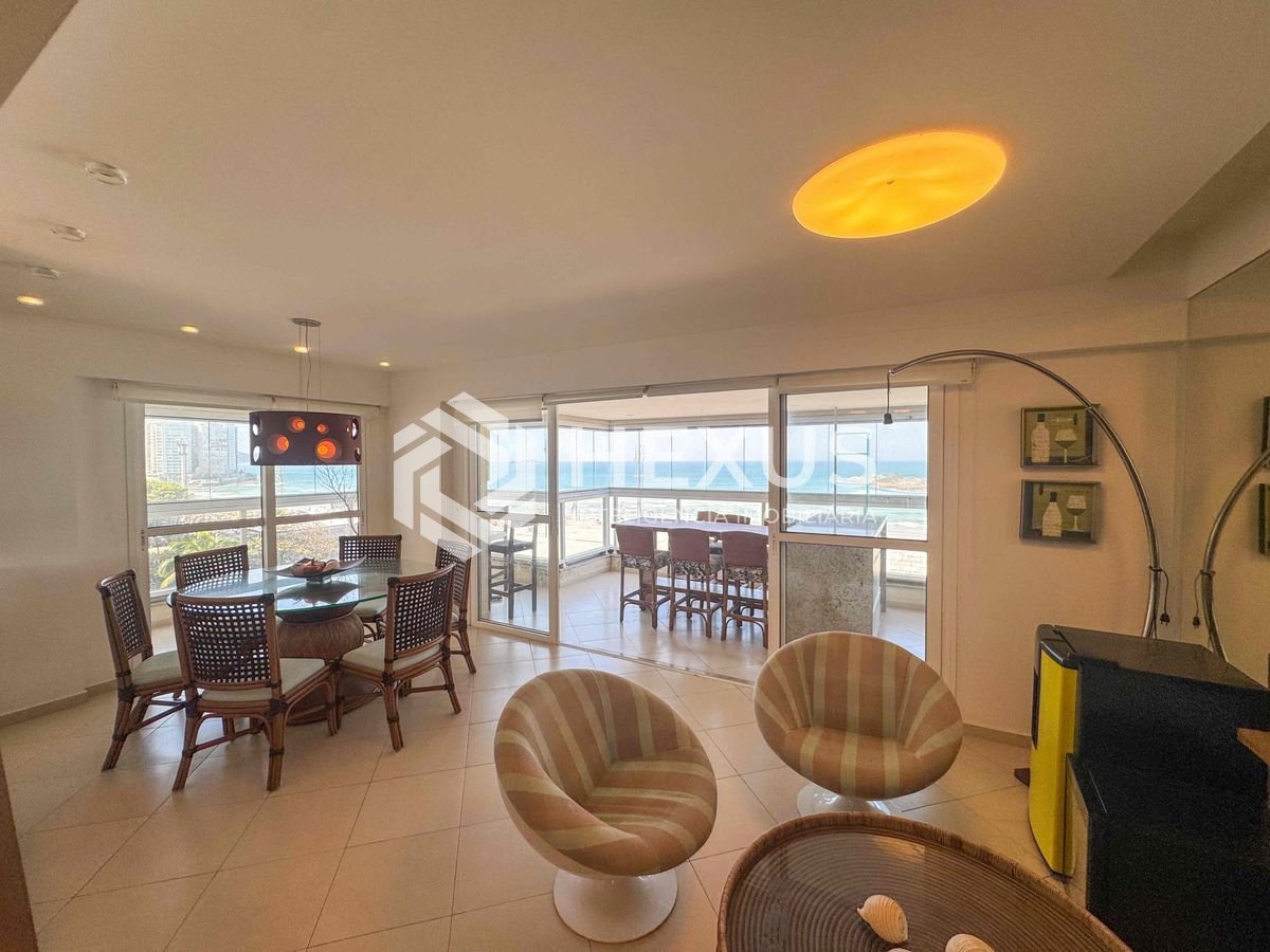 Foto 4 de Apartamento frente mar reformado com varanda gourmet vista mar e lazer na Praia das Pitangueiras, Guaruja