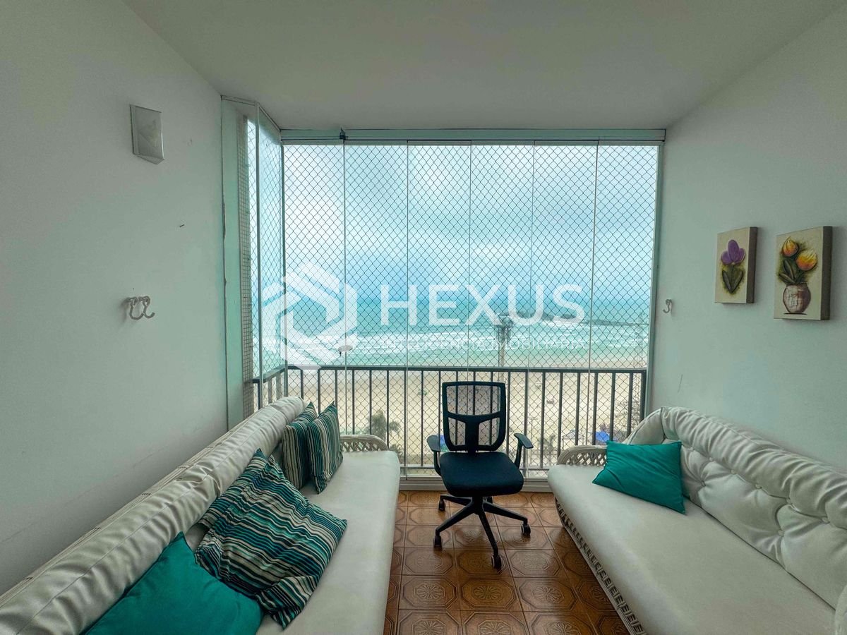Foto 4 de Apartamento frente mar com varanda e lazer na Praia das Pitangueiras, Guaruja