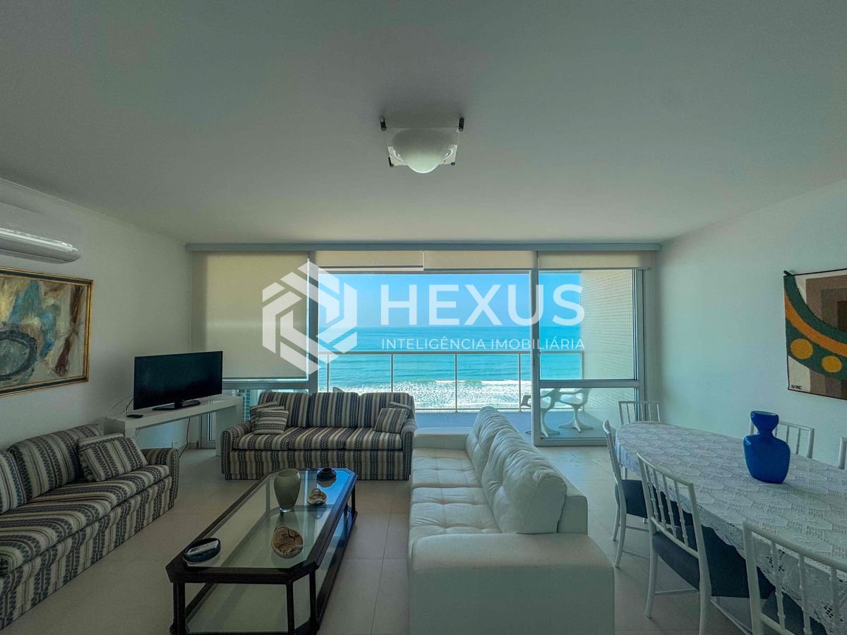 Foto 2 de Apartamento frente mar com varanda e vista mar na Praia das Pitangueiras, Guaruja