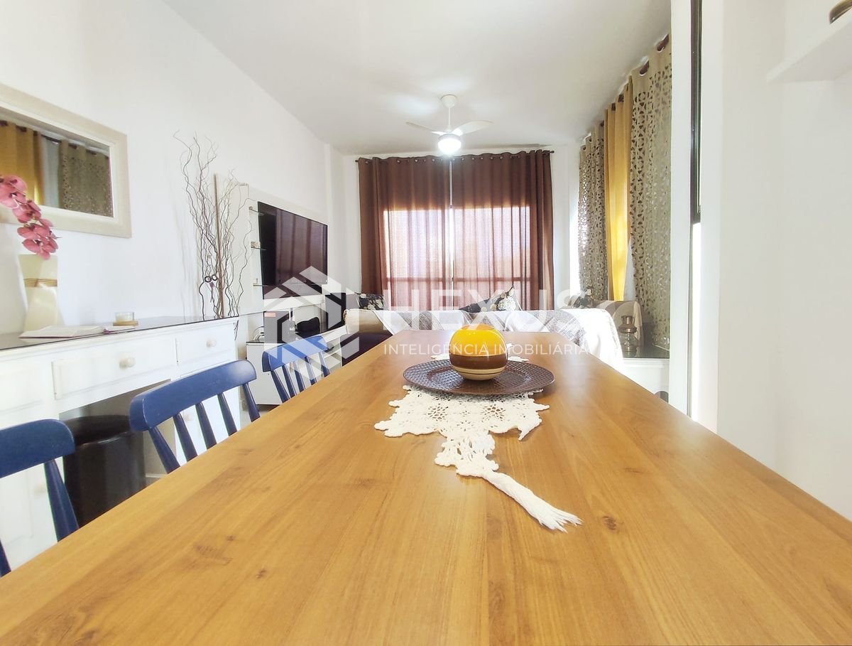 Foto 2 de Apartamento com varanda a duas quadras da Praia do Tombo, Guaruja