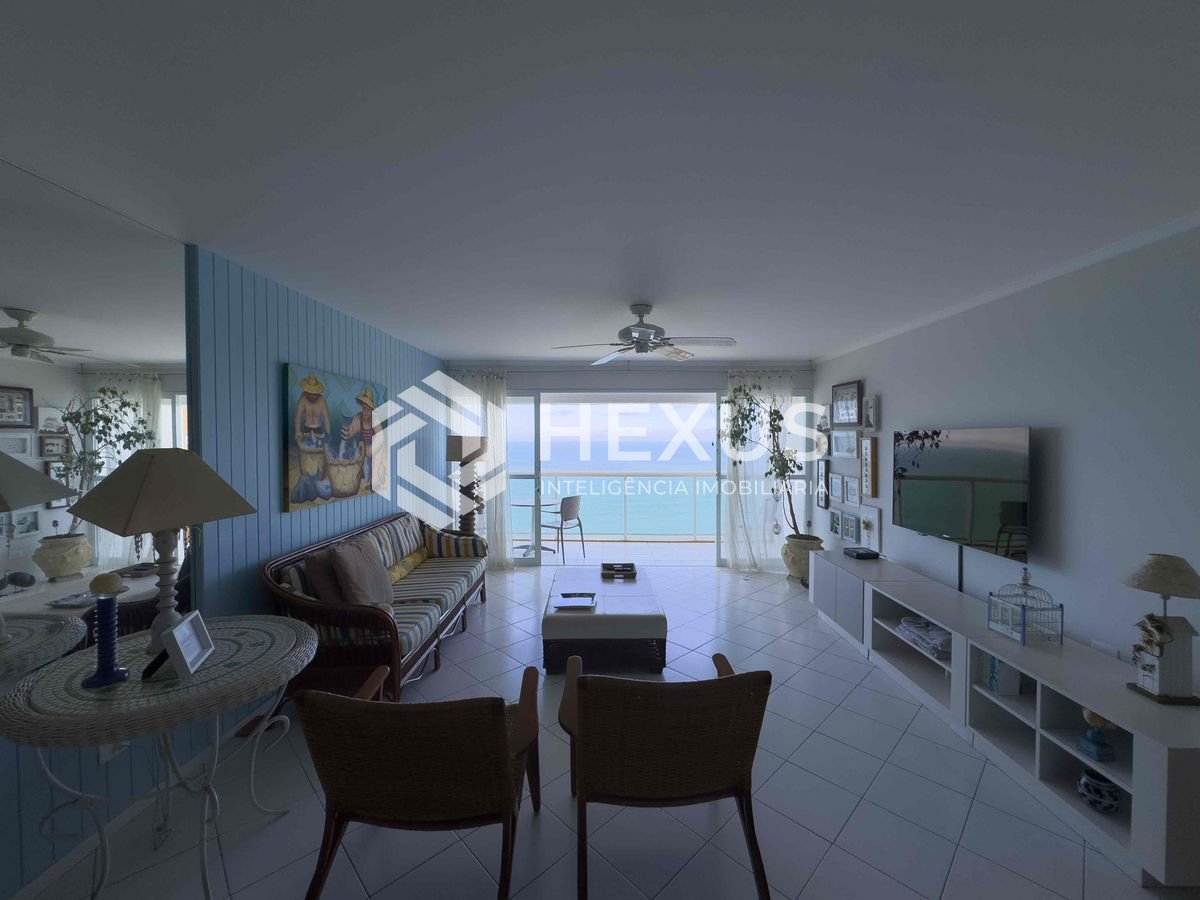 Foto 2 de Apartamento reformado frente mar com varanda na Praia das Pitangueiras, Guaruja