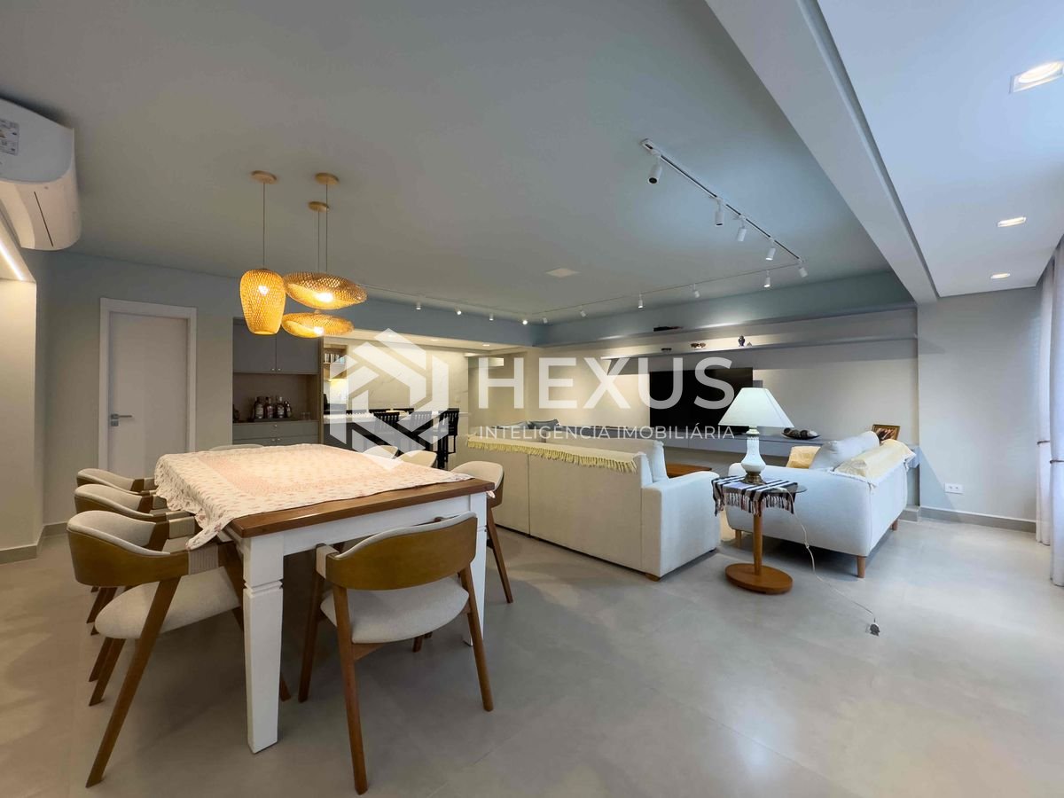 Foto 4 de Apartamento com varanda e vista mar, reformado, beira mar da Praia das Pitangueiras, Guaruja