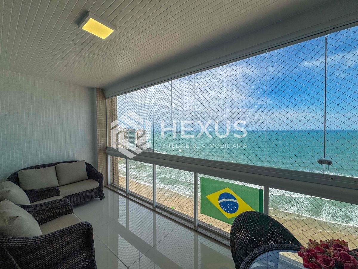 Foto 2 de Apartamento frente mar reformado com varanda e vista oceânica na Praia das Pitangueiras, Guaruja