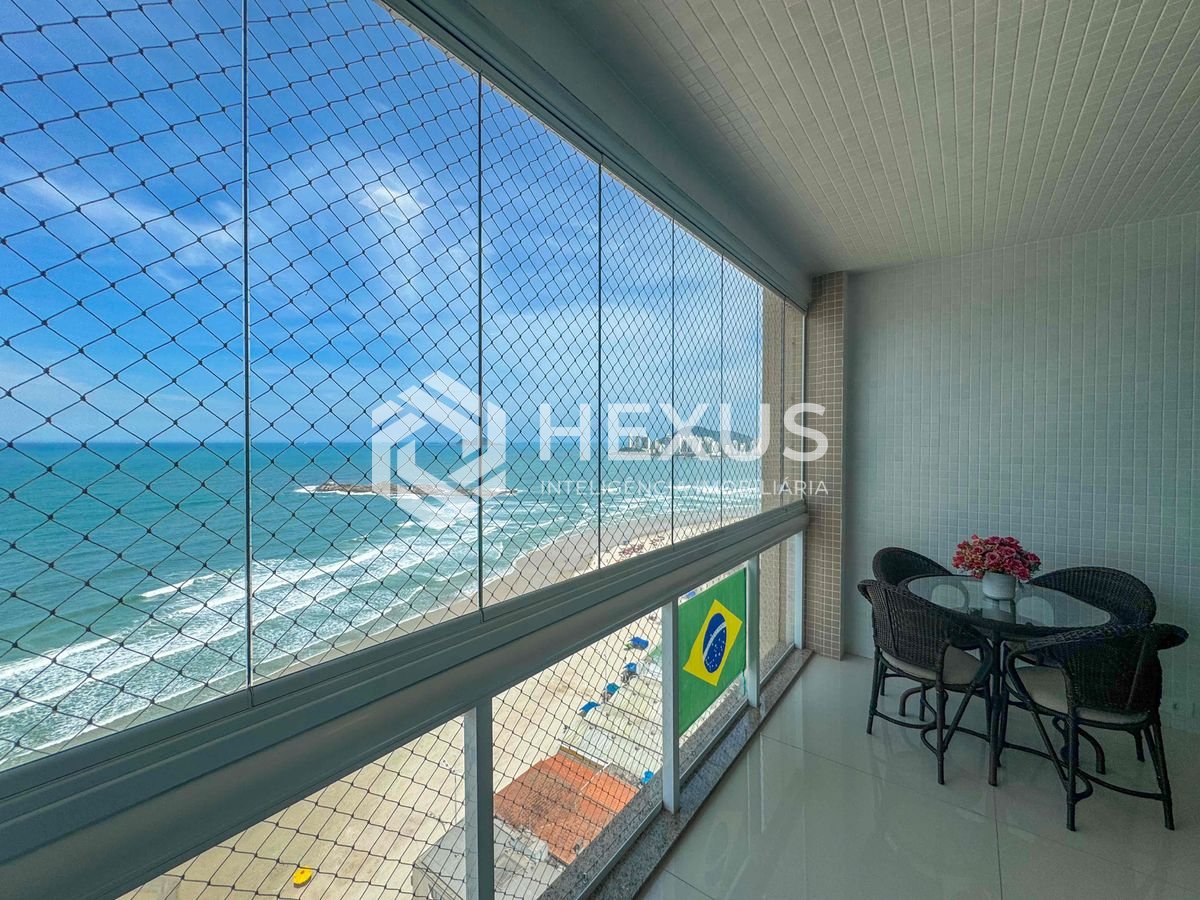 Foto 3 de Apartamento frente mar reformado com varanda e vista oceânica na Praia das Pitangueiras, Guaruja