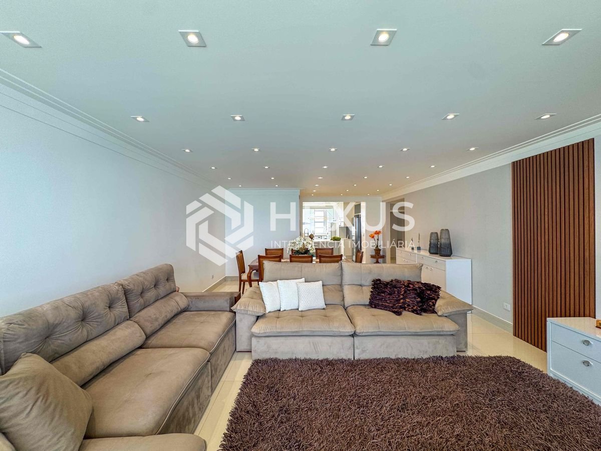 Foto 4 de Apartamento frente mar reformado com varanda e vista oceânica na Praia das Pitangueiras, Guaruja