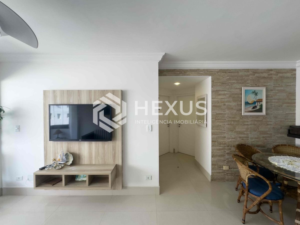 Foto 3 de Apartamento beira mar com varanda e lazer na Praia do Tombo, Guaruja