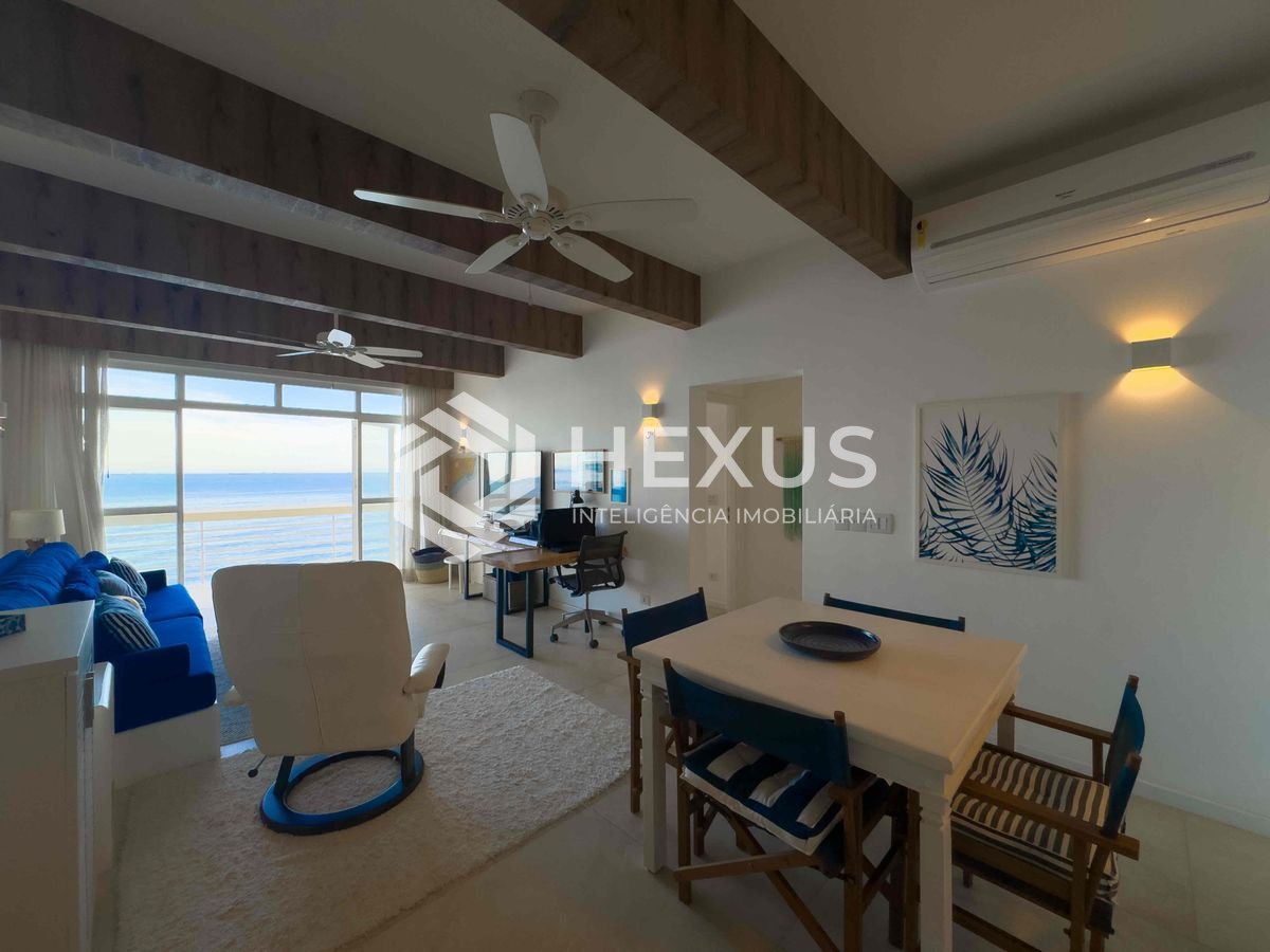 Foto 2 de Apartamento frente mar reformado com varanda e vista mar na Praia das Pitangueiras, Guaruja