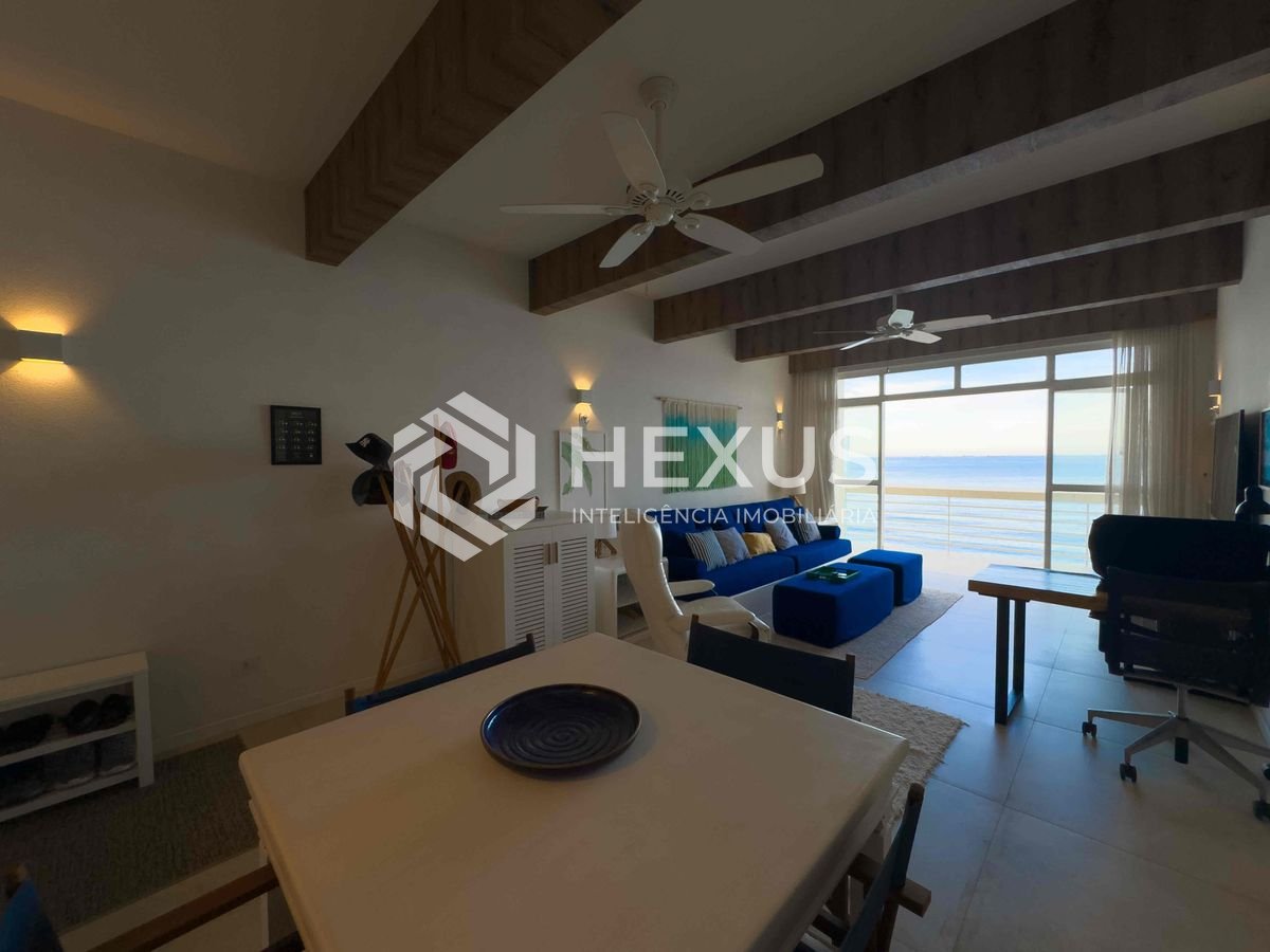 Foto 3 de Apartamento frente mar reformado com varanda e vista mar na Praia das Pitangueiras, Guaruja