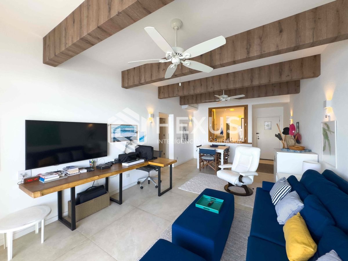 Foto 5 de Apartamento frente mar reformado com varanda e vista mar na Praia das Pitangueiras, Guaruja