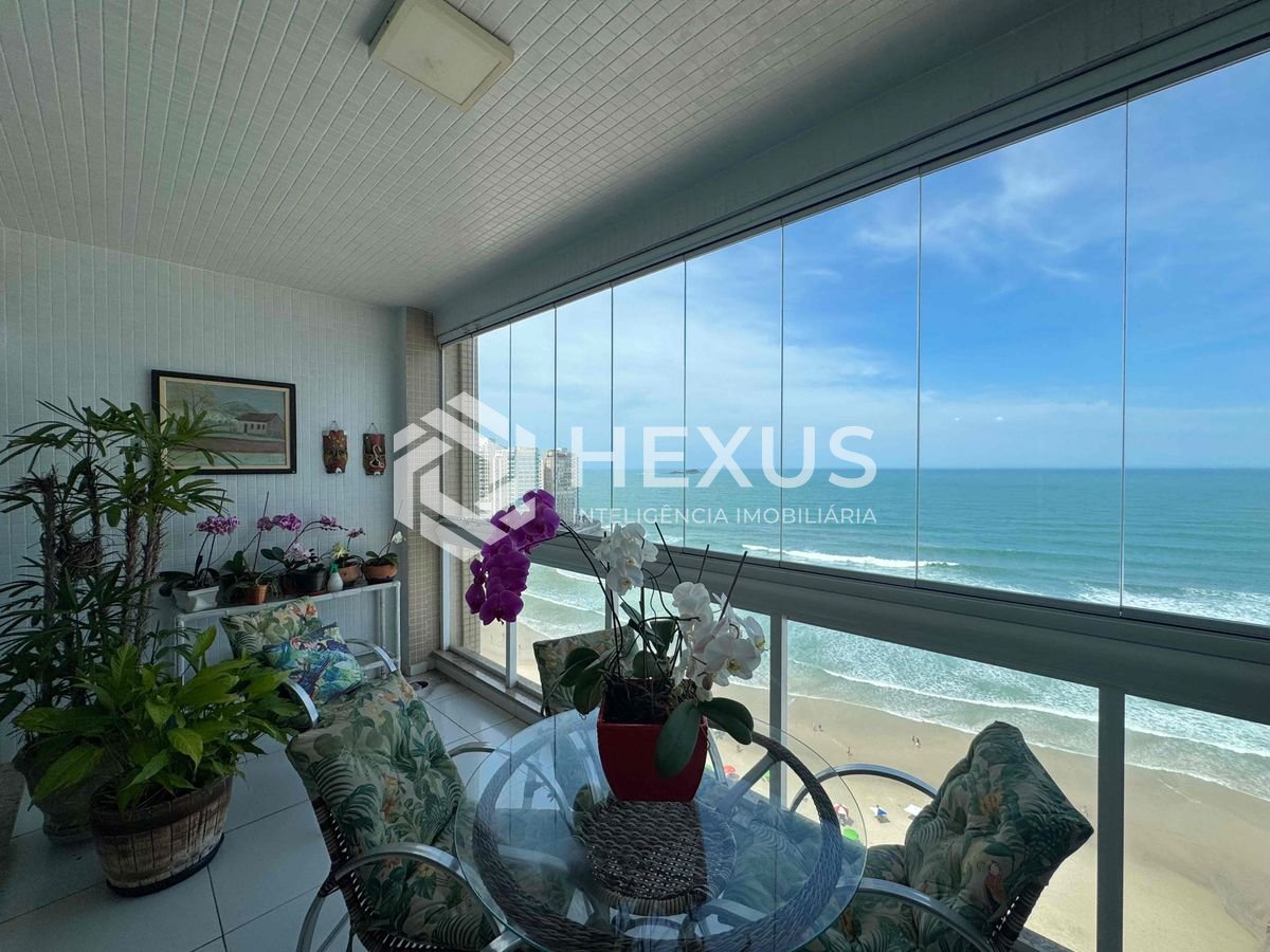 Foto 3 de Apartamento reformado frente mar com varanda vista mar na Praia das Pitangueiras, Guaruja