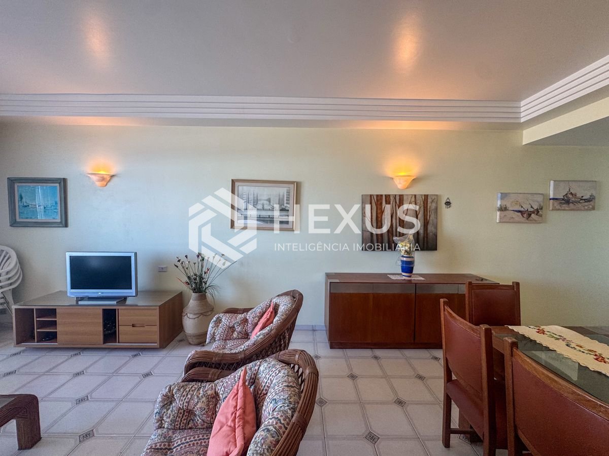 Foto 4 de Apartamento frente mar com varanda e vista mar na Praia das Pitangueiras, Guaruja