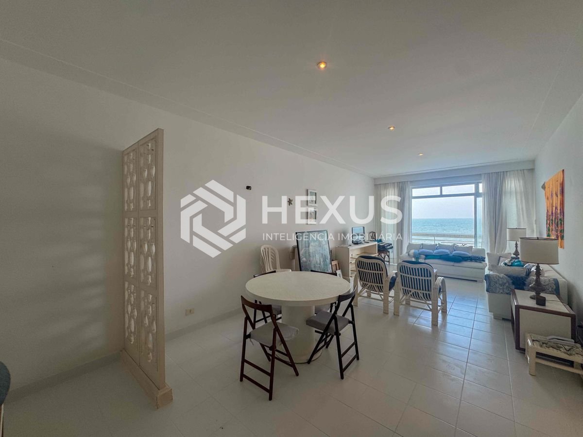 Foto 3 de Apartamento frente mar com varanda e vista mar na Praia das Pitangueiras, Guaruja