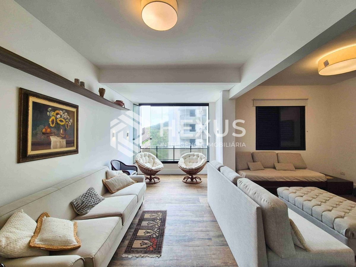 Foto 2 de Apartamento reformado com varanda na quadra mar da Praia das Pitangueiras, Guaruja