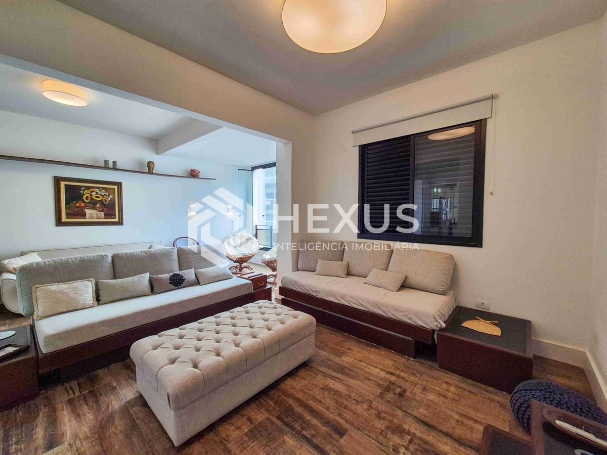 Foto 3 de Apartamento reformado com varanda na quadra mar da Praia das Pitangueiras, Guaruja