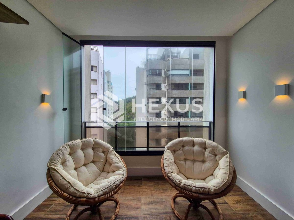 Foto 4 de Apartamento reformado com varanda na quadra mar da Praia das Pitangueiras, Guaruja