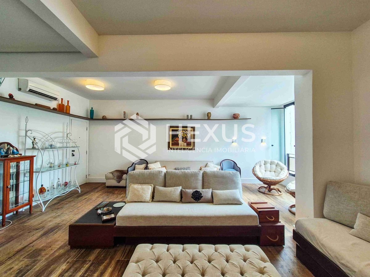 Foto 5 de Apartamento reformado com varanda na quadra mar da Praia das Pitangueiras, Guaruja