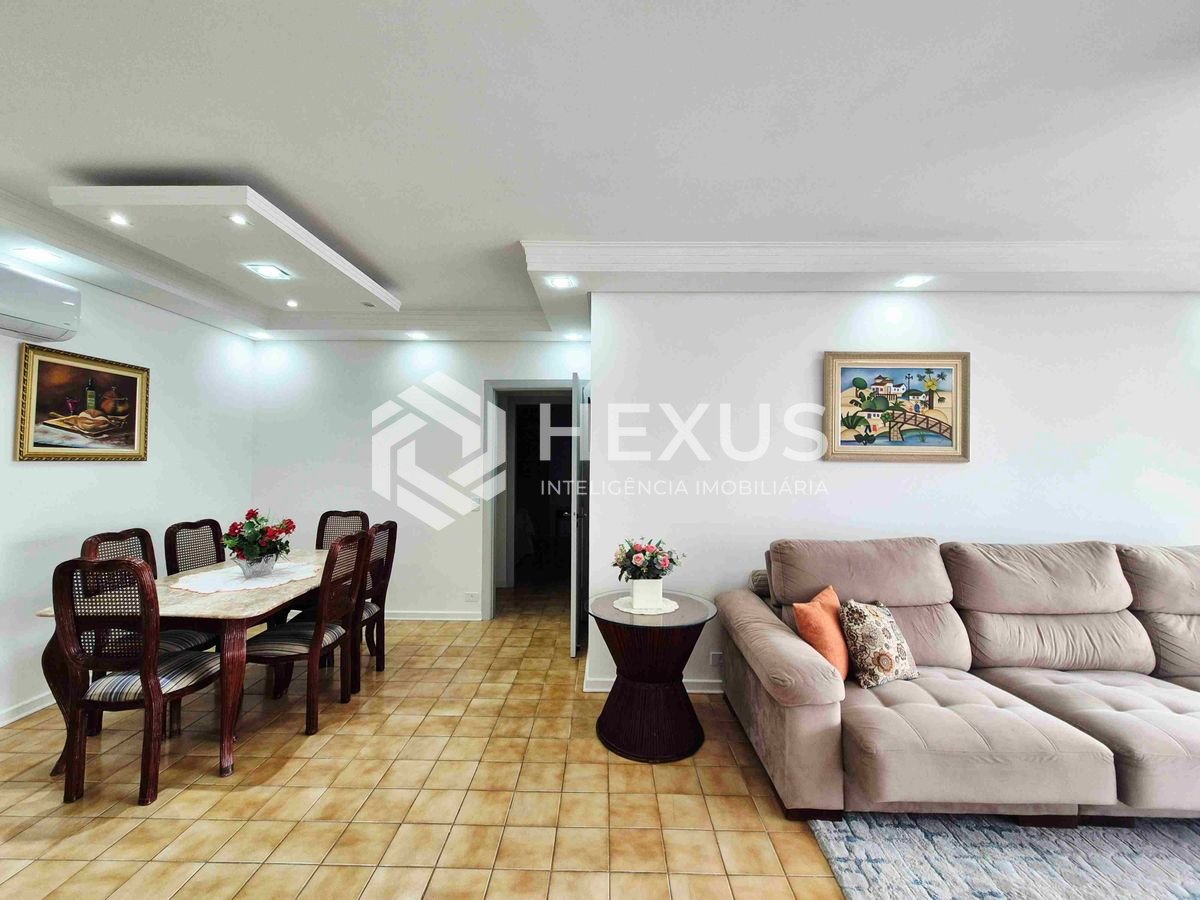 Foto 2 de Apartamento reformado com varanda e lazer na quadra mar da Praia das Pitangueiras, Guaruja
