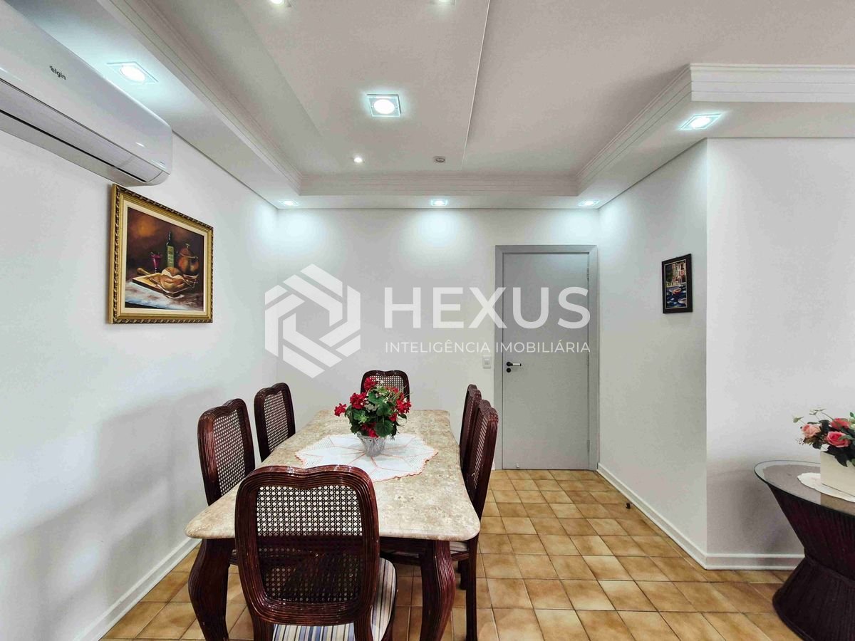 Foto 4 de Apartamento reformado com varanda e lazer na quadra mar da Praia das Pitangueiras, Guaruja