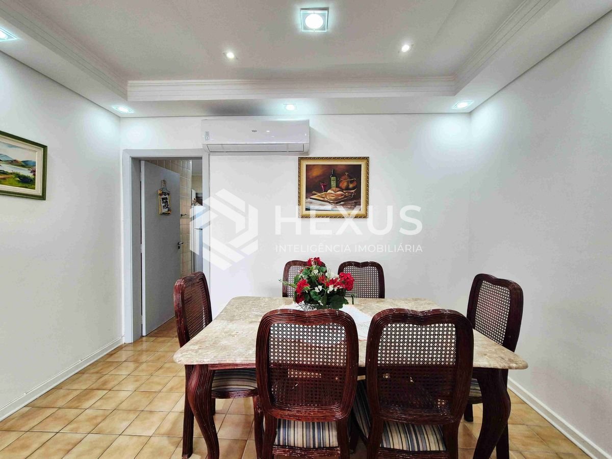 Foto 5 de Apartamento reformado com varanda e lazer na quadra mar da Praia das Pitangueiras, Guaruja