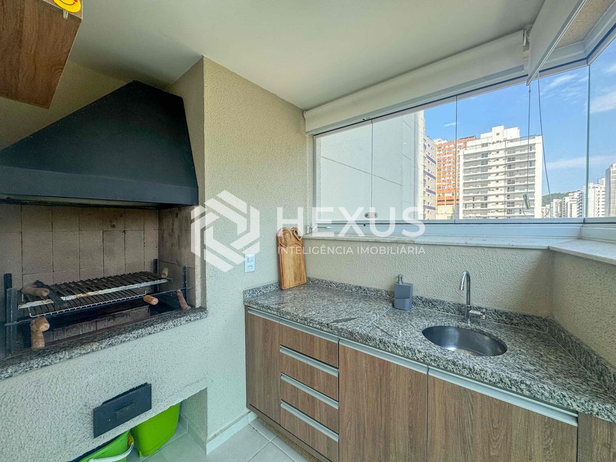 Foto 2 de Apartamento com varanda gourmet a lazer na Praia das Pitangueiras, Guaruja