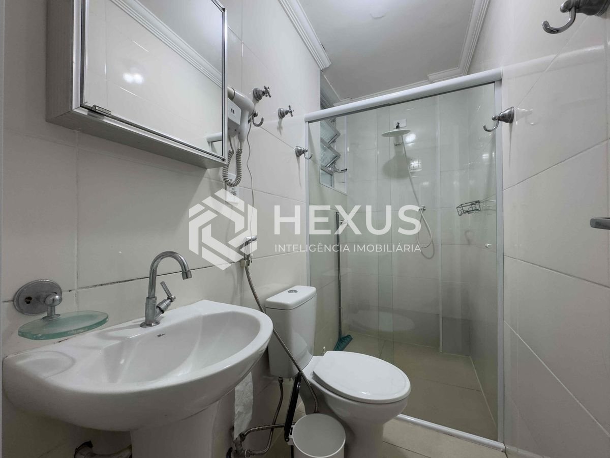 Foto 5 de Apartamento reformado e mobiliado na quadra mar da Praia das Pitangueiras, Guaruja
